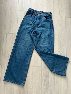 Levi’s Cinch Baggy Jeans in a medium wash